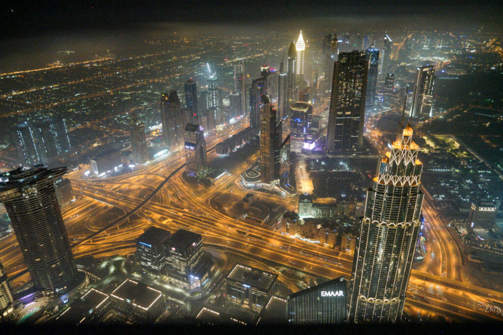 Aussicht vom Burj Khalifa bei Nacht auf die Skyline