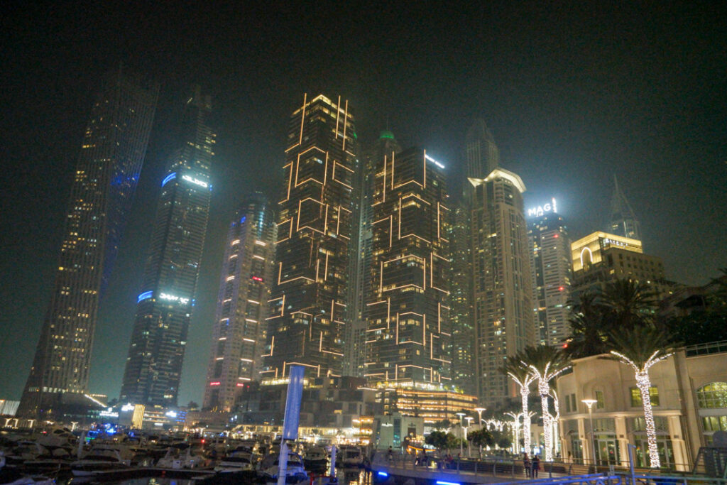 Skyline Dubai bei Nacht