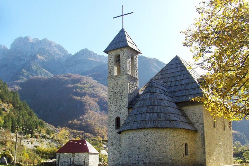 Die Kirche von Theth in Albanien