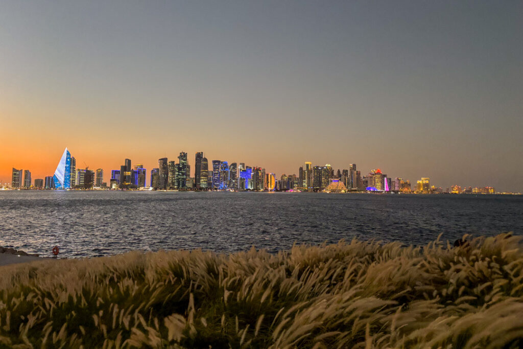 Skyline von Doha bei Nacht