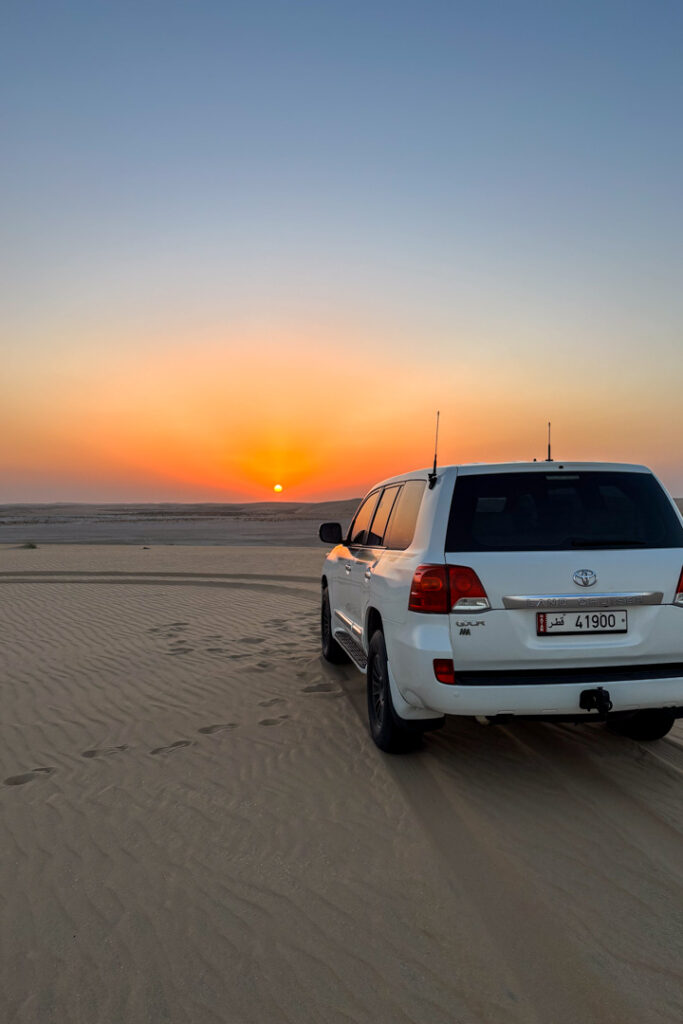 Sonnenuntergang mit Jeep bei der Wüstensafari in Katar