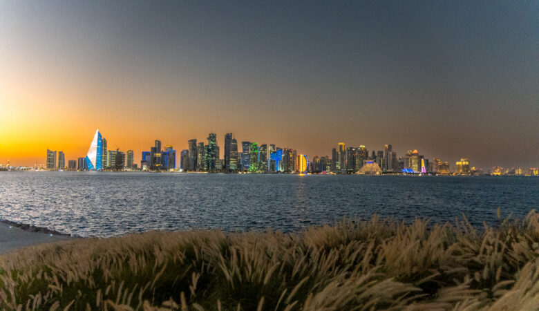 Skyline von Doha bei Sonnenuntergang