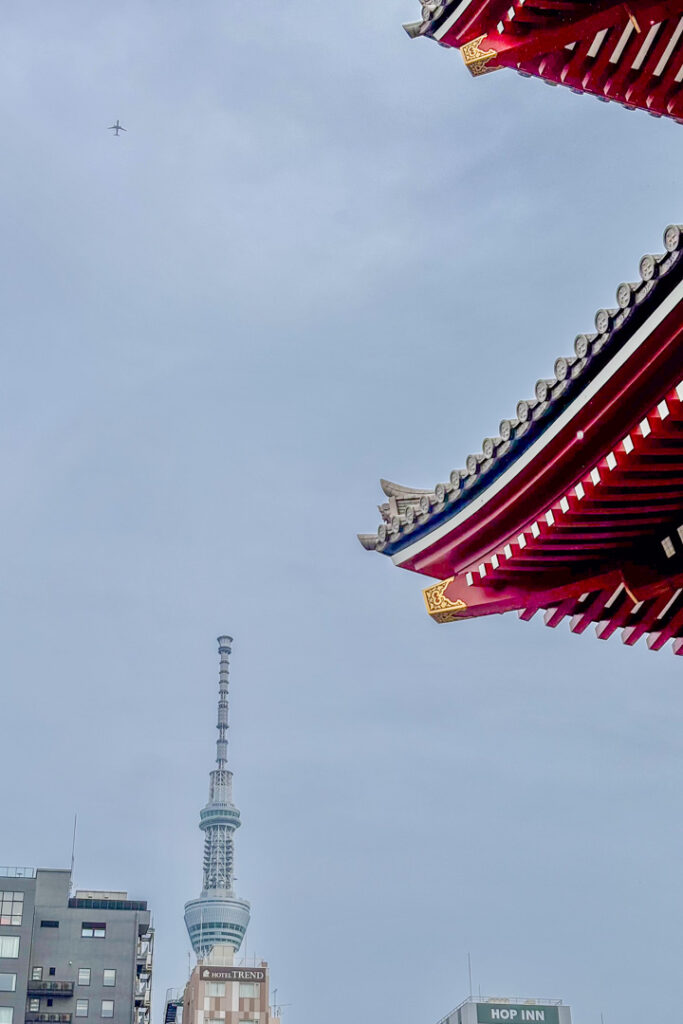 Am Asakusa-Schrein in Tokio