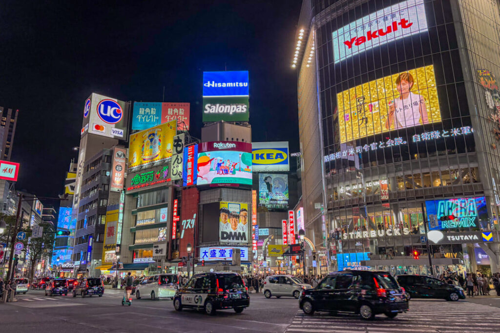 Shibuya Kreuzung in Tokio bei Nacht