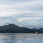 Schiff auf dem Ashi-See in Hakone mit Fuji im Hintergrund