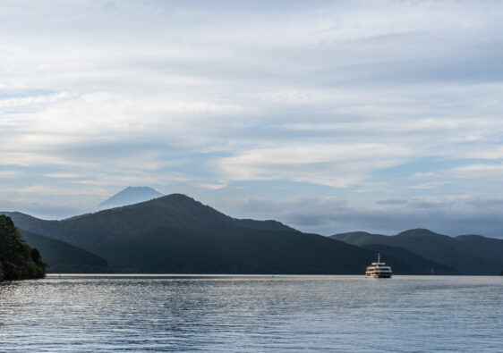 Schiff auf dem Ashi-See in Hakone mit Fuji im Hintergrund