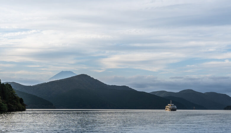 Schiff auf dem Ashi-See in Hakone mit Fuji im Hintergrund