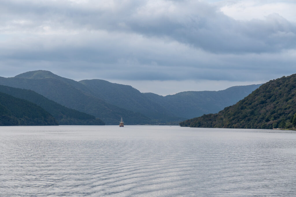 Schiff auf dem Ashi-See in Hakone