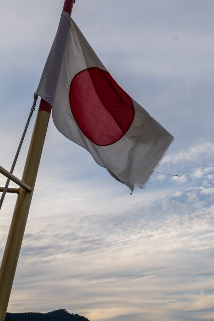 Flagge von Japan weht im Wind 