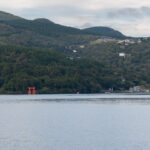 Auf dem Ashi-See in Hakone mit Blick auf den Hakone-Schrein