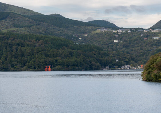 Auf dem Ashi-See in Hakone mit Blick auf den Hakone-Schrein