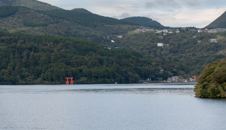 Auf dem Ashi-See in Hakone mit Blick auf den Hakone-Schrein