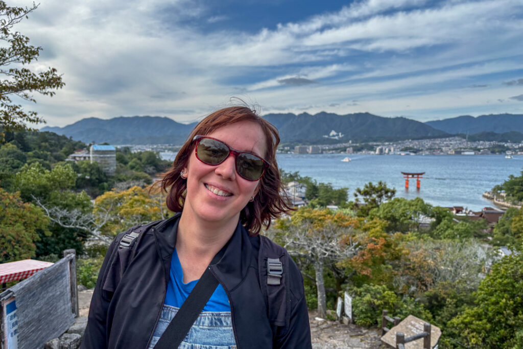 Ich und im Hintergrund das Otorii Gate auf Miyajima