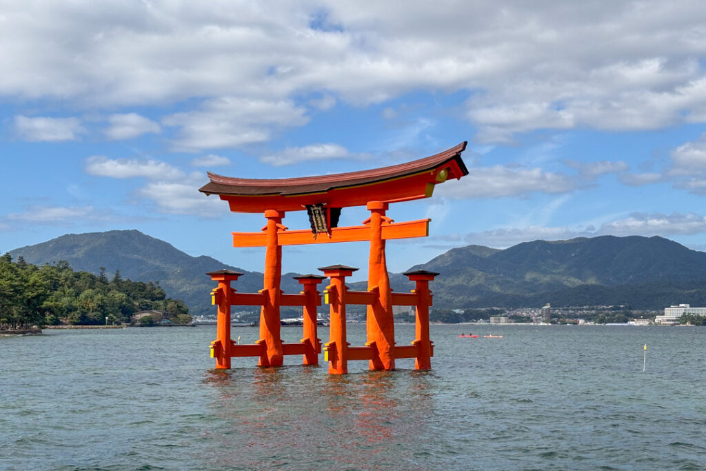 Otorii Gate auf Miyajima bei Flut