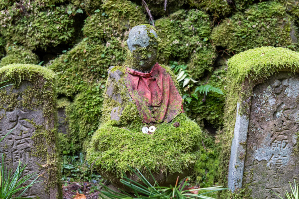 Figur auf dem Friedhof in Koyasan