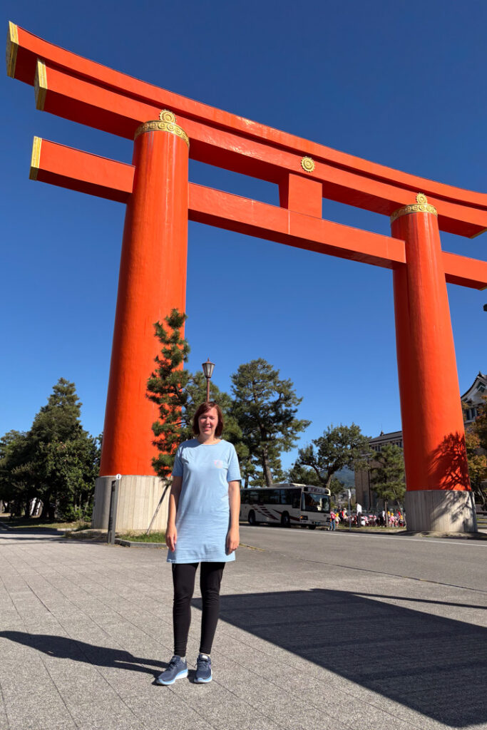 Ich vor dem Heian Schrein Torii in Kyoto