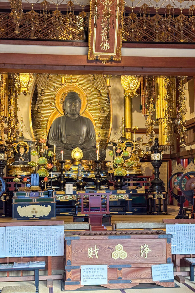Eine goldene Buddhatstatue in einem Tempel