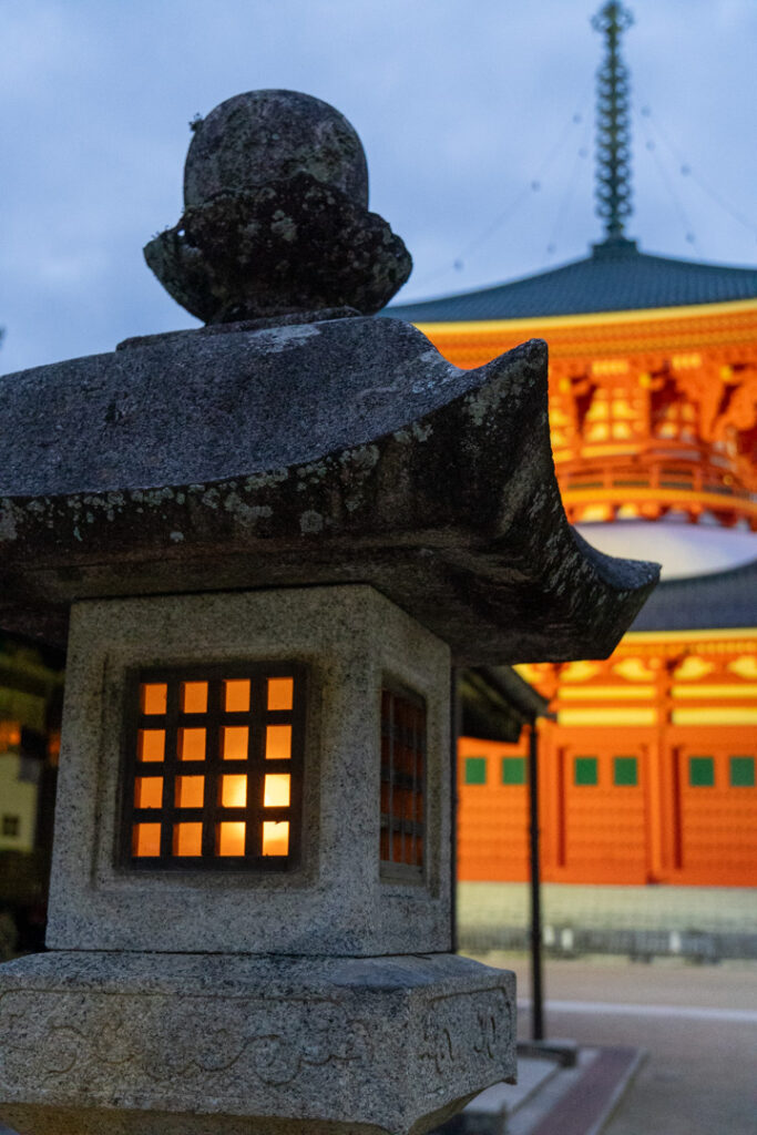 Leuchtende Laterne vor der Daito-Pagode