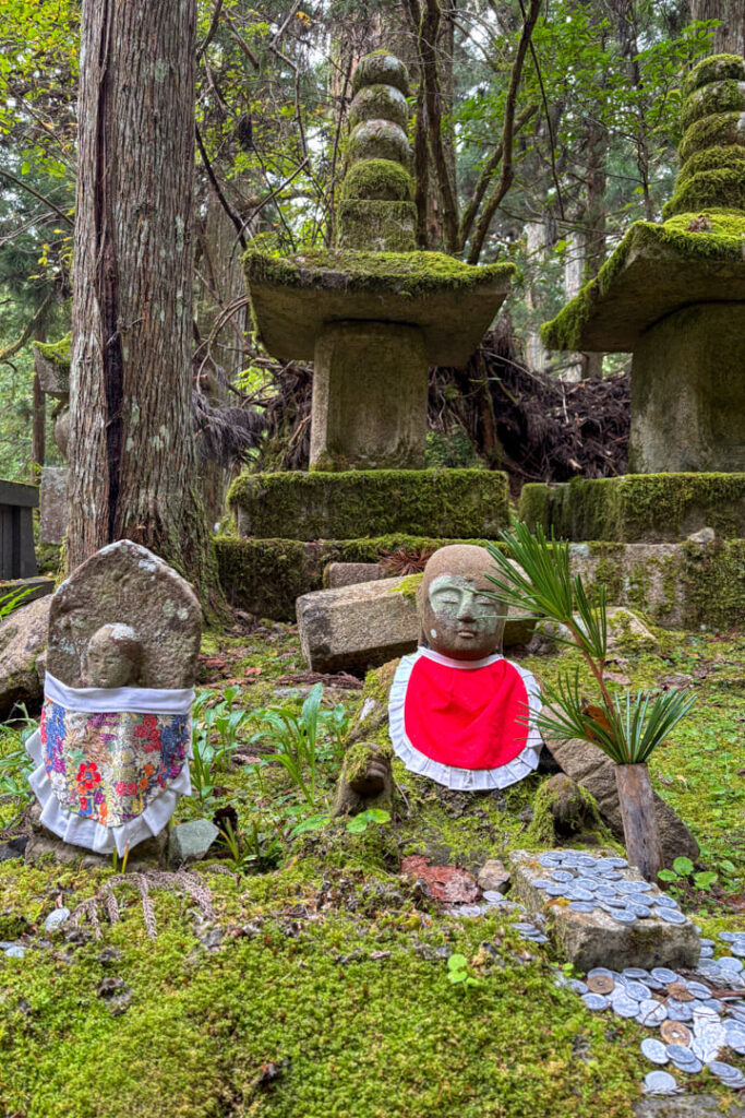 Kleine Statuen auf dem Okunoin-Friedhof