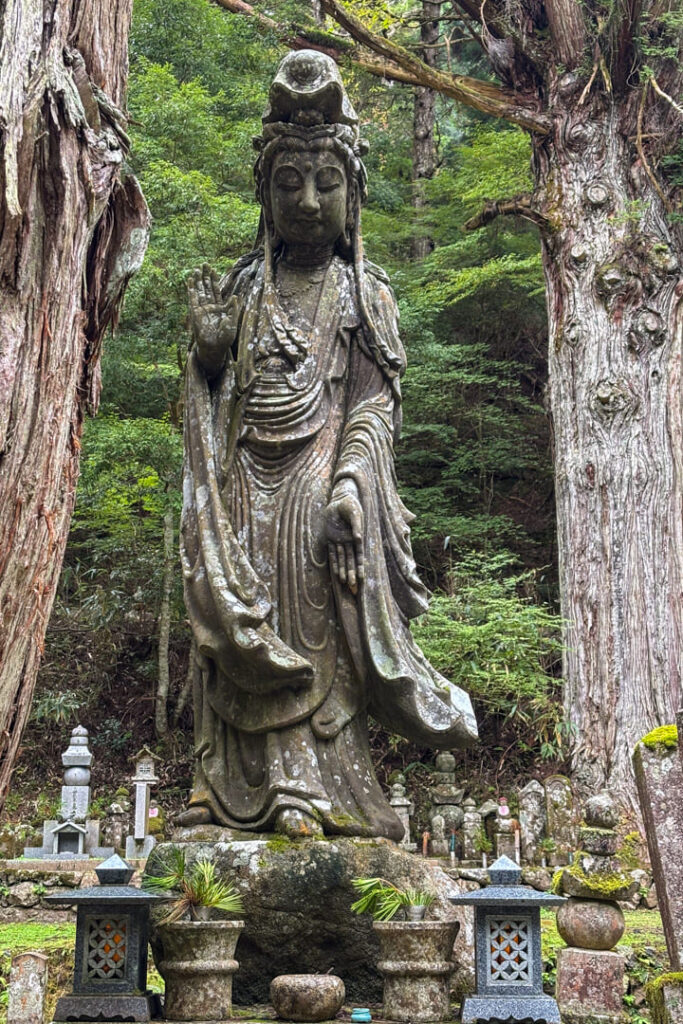 Figur auf dem Okunoin-Friedhof