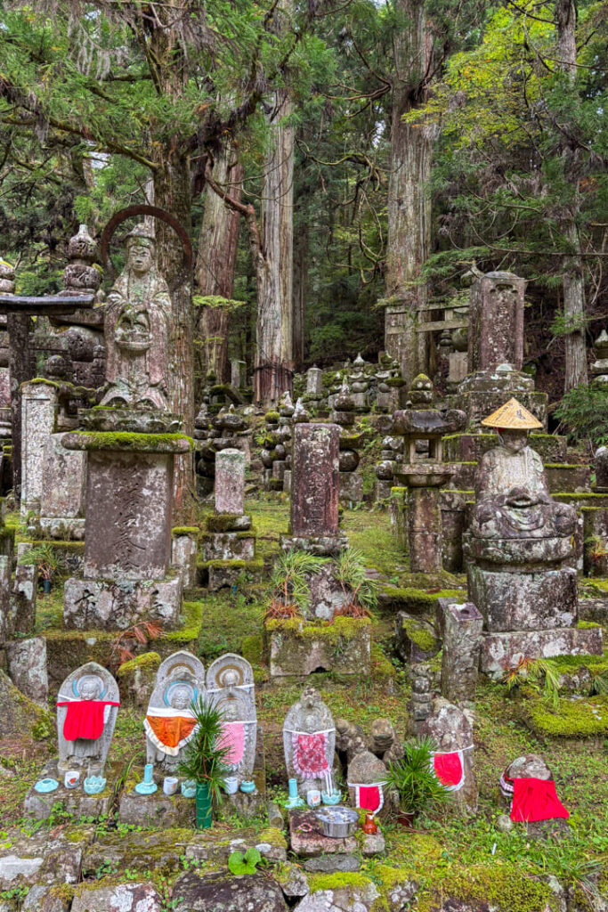 Statuen auf dem Okunoin-Friedhof