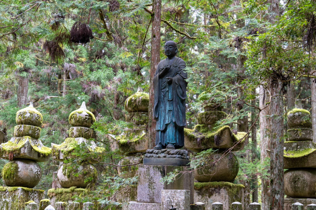 Statue auf dem Okunoin-Friedhof