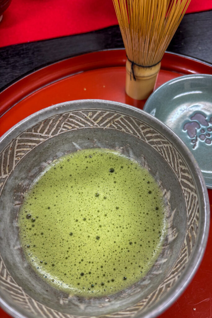 Matcha-Tee anrühren