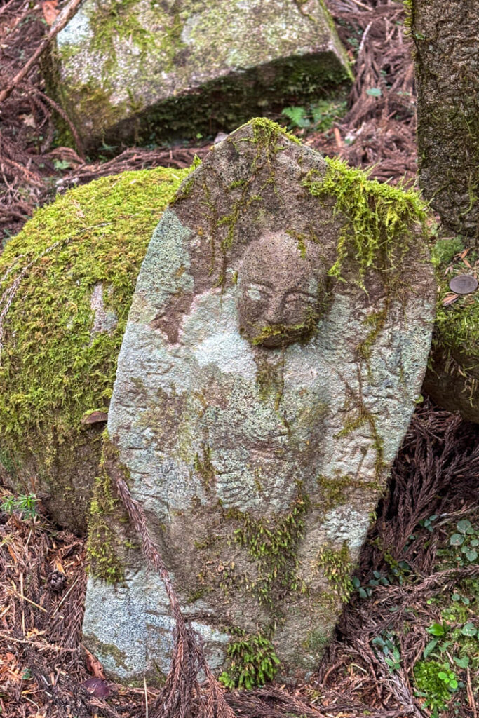 Ein Stein mit einem Gesicht eingraviert