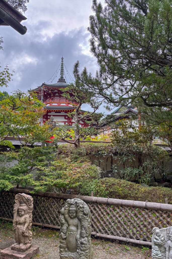 Eine Pagode und Statuen im Vordergrund