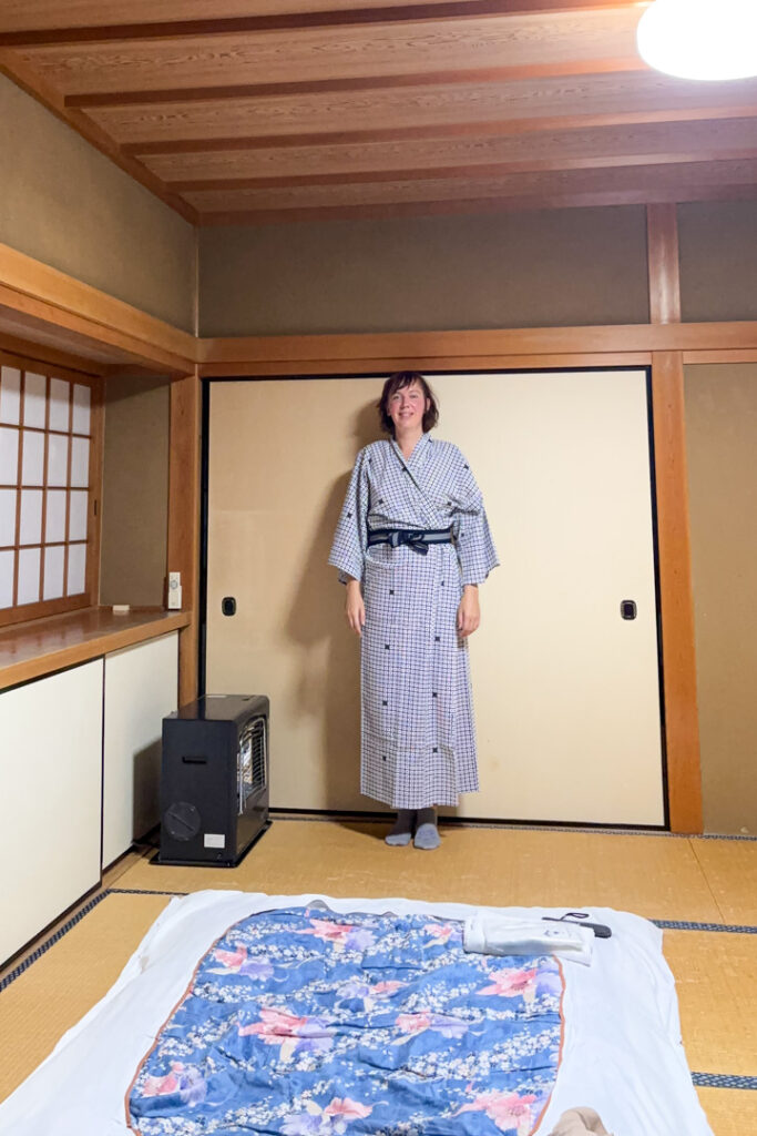 Ich stehe in meinem Shukubo im Yukata