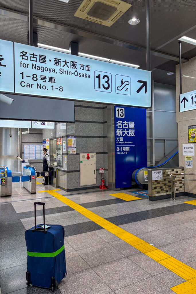 In der Odawara Station warten auf den Shinkansen