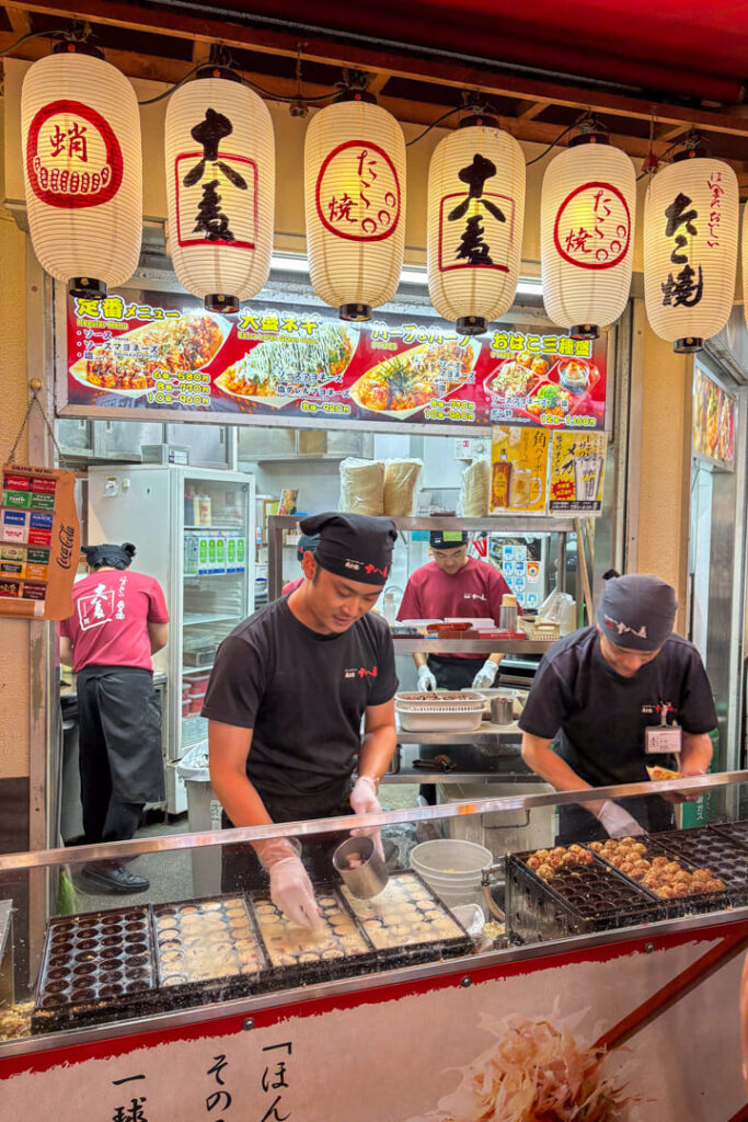 Takoyaki zubereiten im Dotonbori-Viertel Osaka 