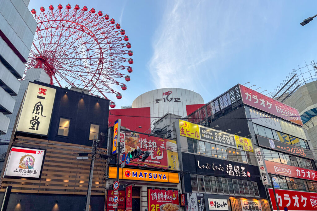 Hep Five Riesenrad steht auf einer Mall