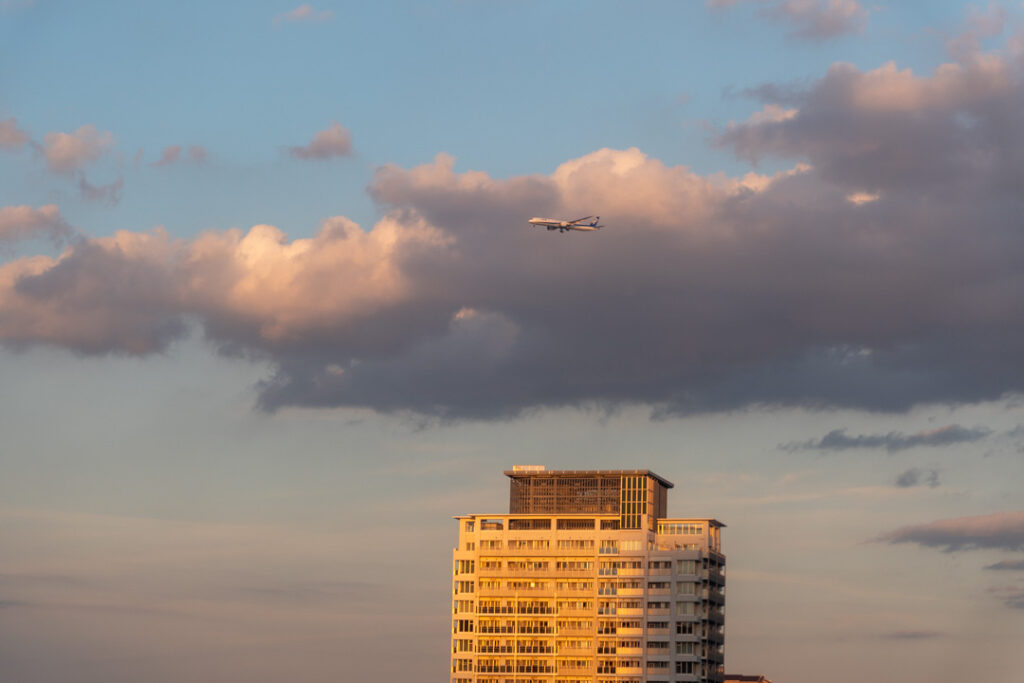 Blick von Riesenrad auf Flugzeug und Gebäude