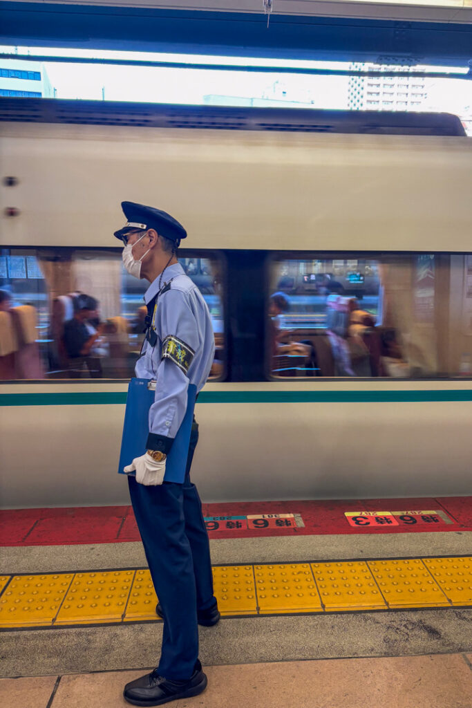 Schaffner in der Osaka Metro 