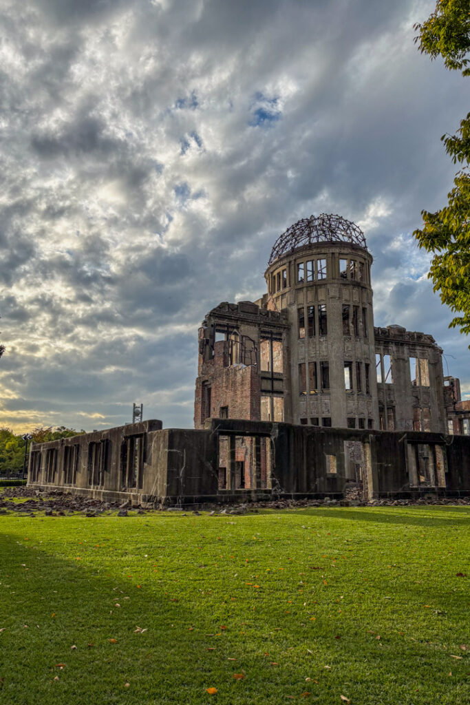 Atombombenkuppel mit Lichtstrahlen