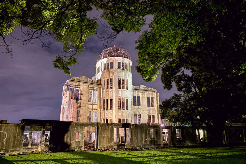 Hiroshima besuchen - Atombombenkuppel bei Nacht