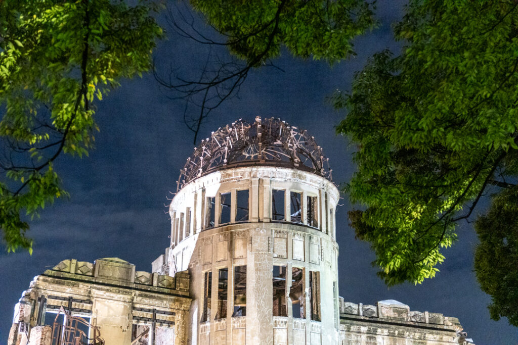 Atomic Bomb Dome bei Nacht beleuchtet