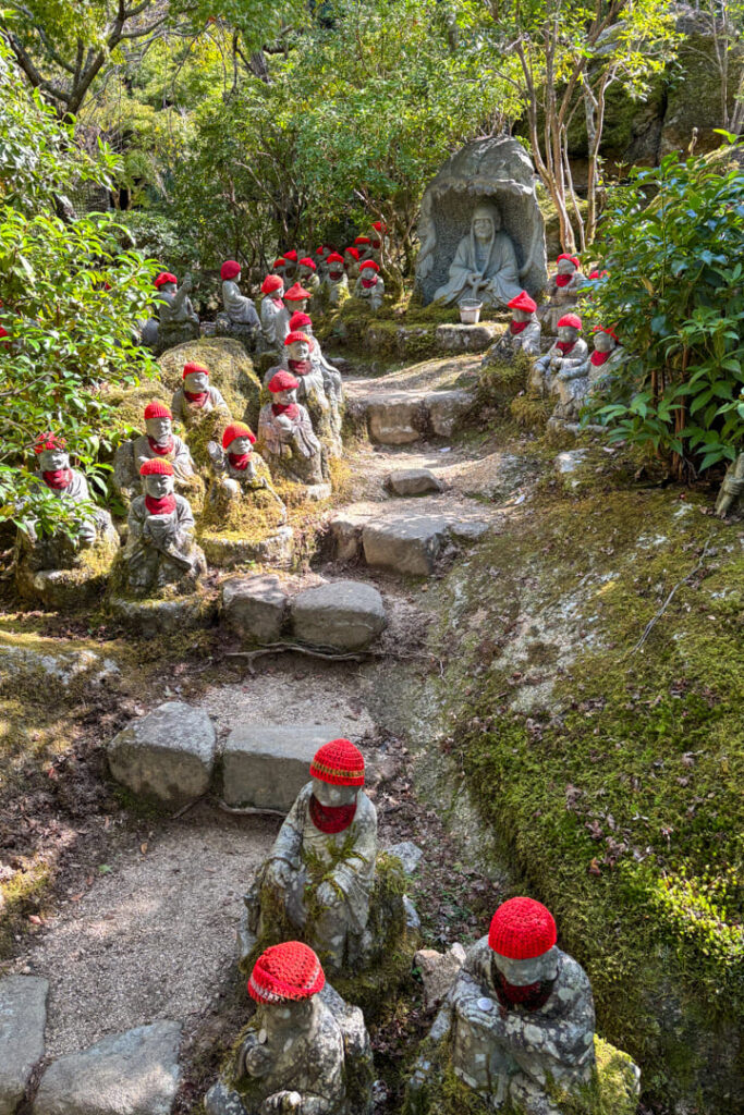 Statuen im Daishoin-Tempel