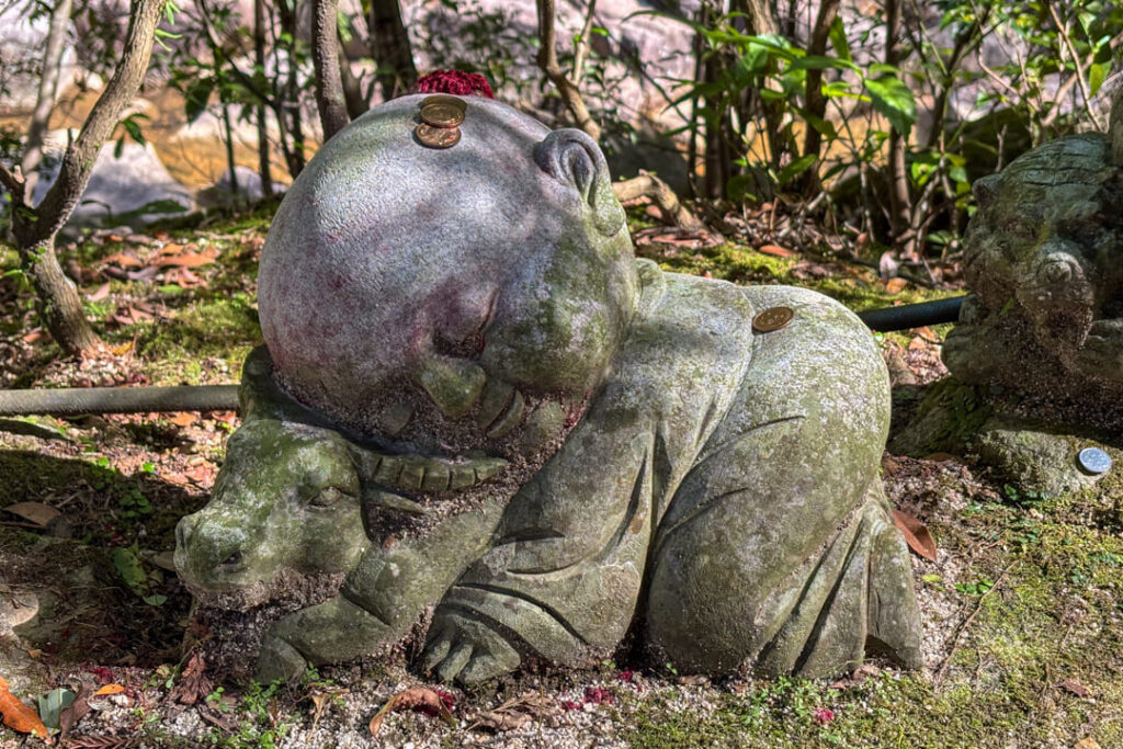 Kleiner Buddha im Daishoin-Tempel