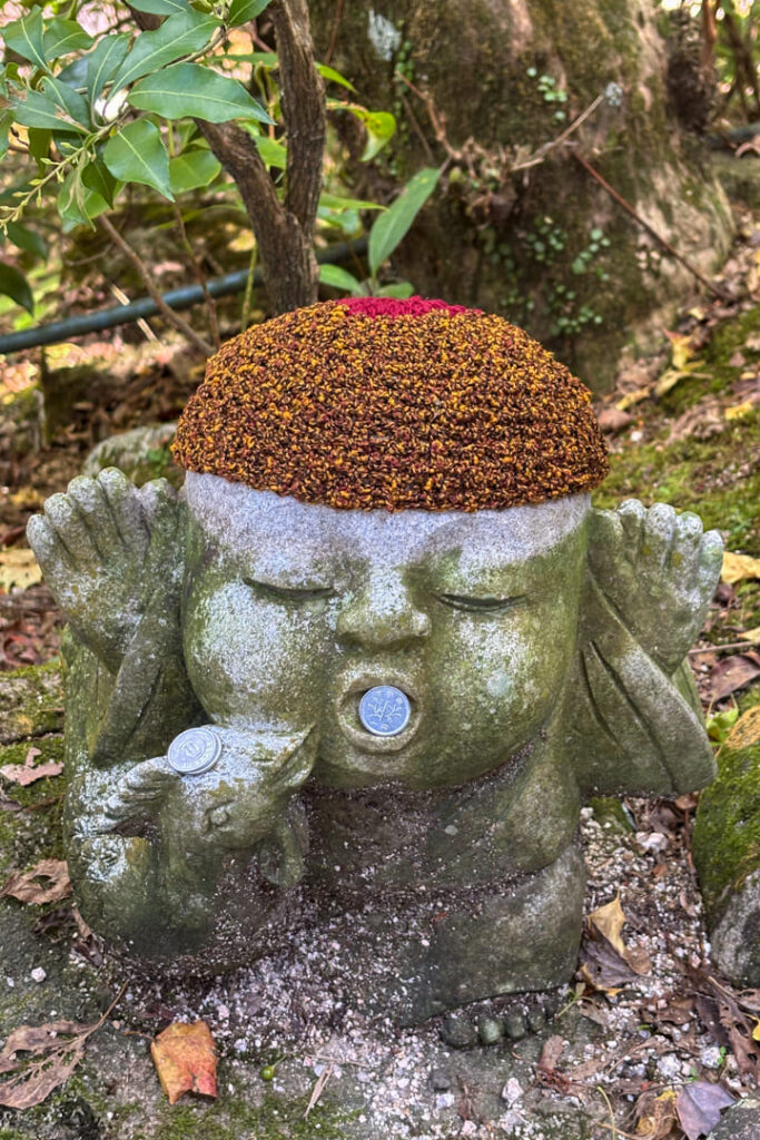 Kleine Buddha-Statue im Daishoin-Tempel