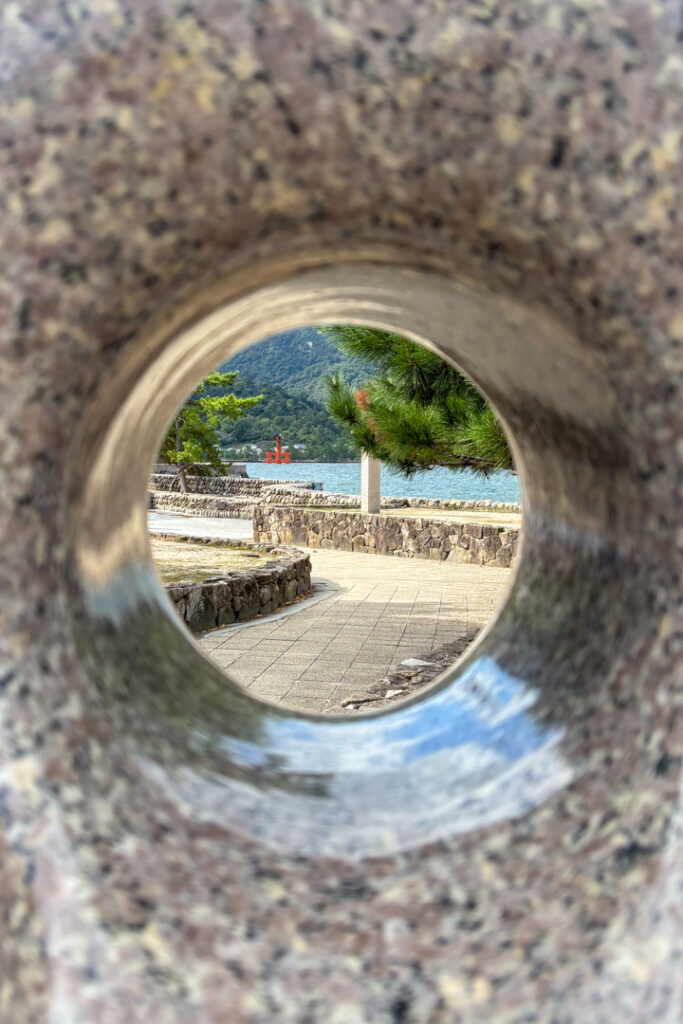 Blick auf das Torii Gate auf Miyajima