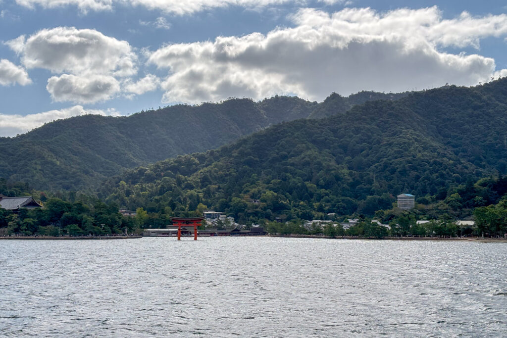 Blick auf das Torii Tor auf Miyajima von der Fähre