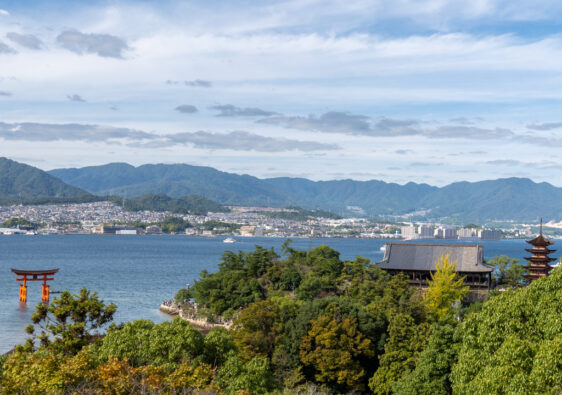 Schrein und Pagode im Vordergrund und im Hintergrund Berge und Wasser und Blick auf Hiroshima