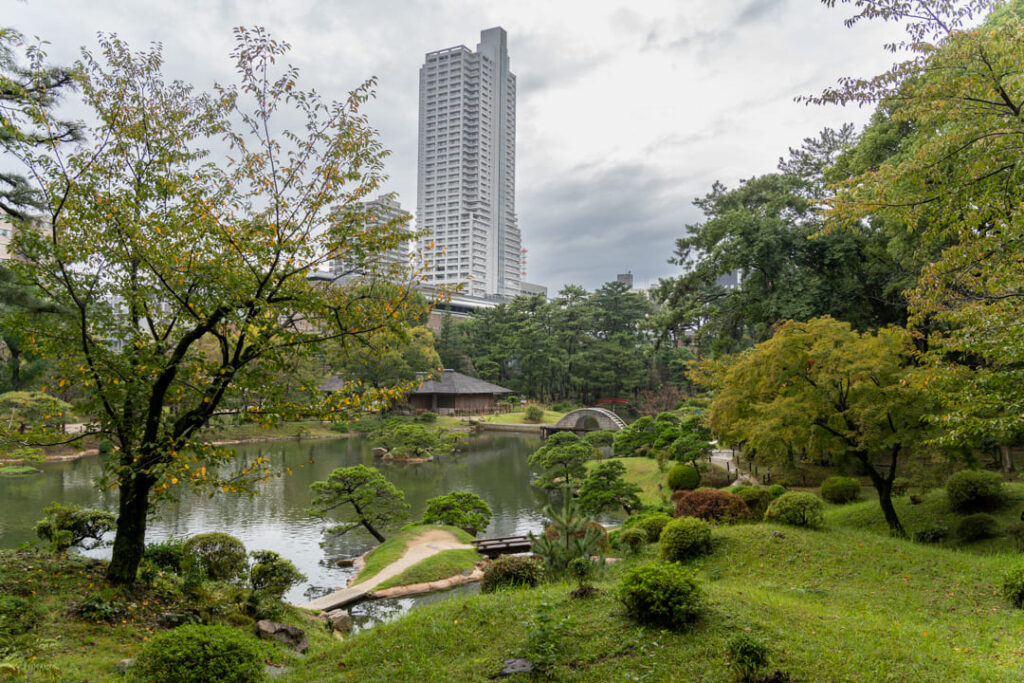 Blick auf die Skyline von Hiroshima im Shukkeien Garden