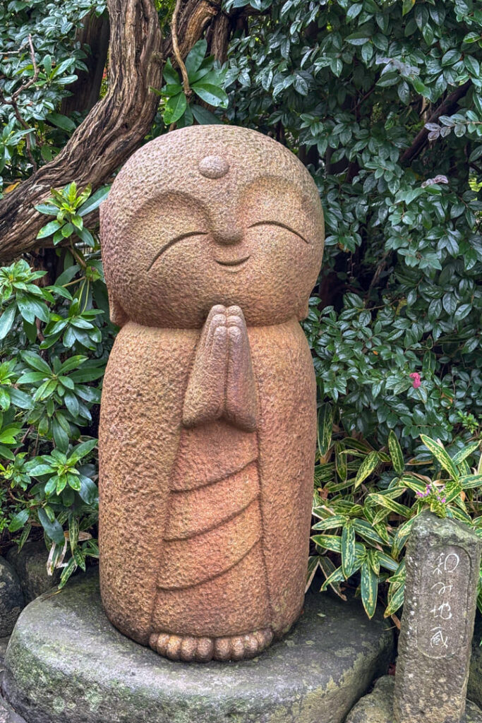 Mönchfigur im Hase-dera Tempel