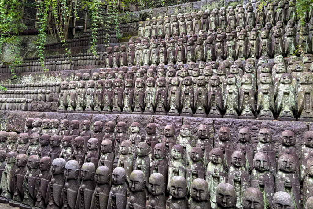 Viele Buddhafiguren im Hase-dera-Tempel