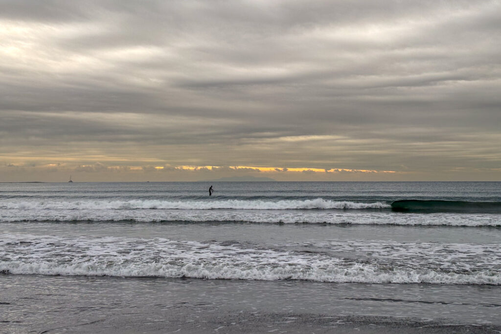 Strand von Kamakura bei Sonnenuntergang