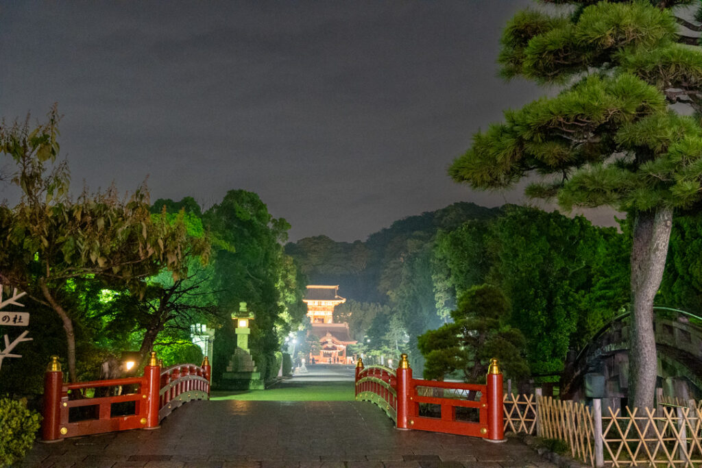 Blick auf den Tsurugaoka-Hachimangu-Schrein