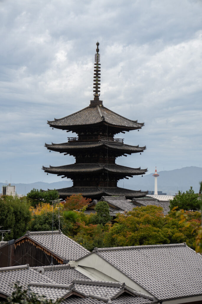 Ausblick auf Kyoto im Hintergrund Pagode und Kyoto Tower